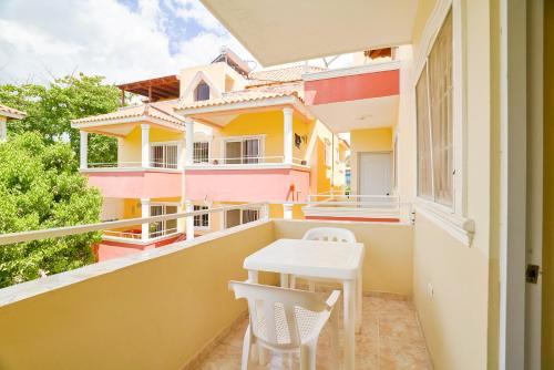 a balcony with a table and chairs and a building at Parco del Caribe in Boca Chica