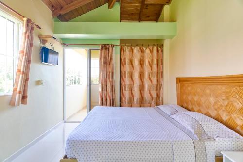 a bedroom with a bed and a window at Parco del Caribe in Boca Chica