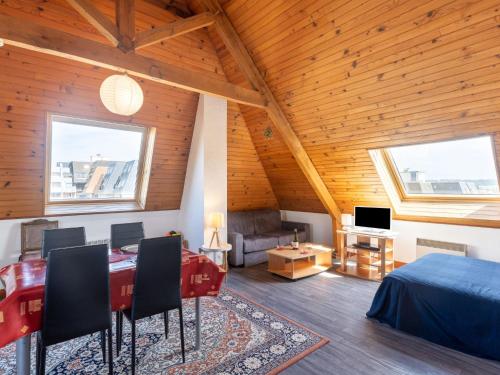 Habitación con mesa, sillas y cama en Studio Résidence du Port-1 by Interhome, en Cabourg
