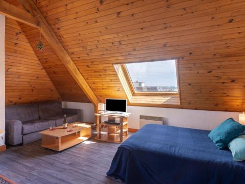 - une chambre avec un lit, un canapé et une fenêtre dans l'établissement Studio Résidence du Port-1 by Interhome, à Cabourg