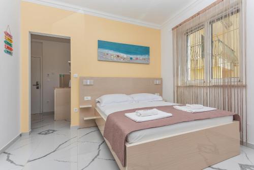 Villa Božica - sea view stone villa with parking tesisinde bir odada yatak veya yataklar