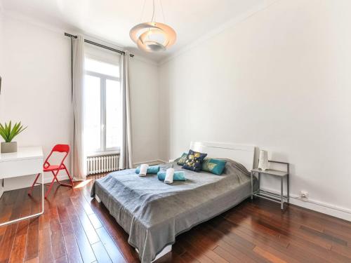 une chambre avec un grand lit et une chaise rouge dans l'établissement Apartment Villa Chalmette by Interhome, à Cannes