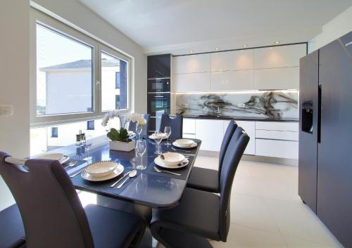 Η κουζίνα ή μικρή κουζίνα στο BARTOL LUXURY APARTMENTS KRK Croatia, with own HOT TUB - WHIRLPOOL