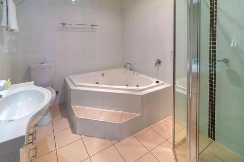 
a bathroom with a tub, toilet and sink at The Manna by Haus, Ascend Hotel Collection in Hahndorf
