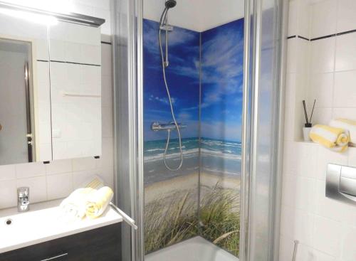 プレローにあるResi M4のバスルーム(ビーチの絵画を描いたシャワー付)