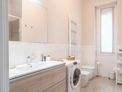 Kúpeľňa v ubytovaní The Best Rent - Apartment with balcony in Milan downtown