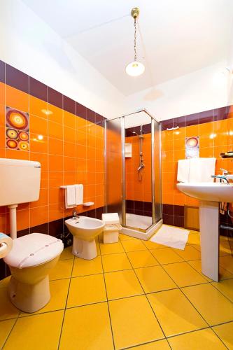 ein Badezimmer mit zwei Toiletten, einer Dusche und einem Waschbecken in der Unterkunft La Chiusa Case Vacanze in Castellammare del Golfo