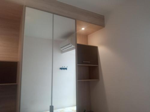 a glass partition in a room with a tv at Excelente flat em Copacabana in Rio de Janeiro
