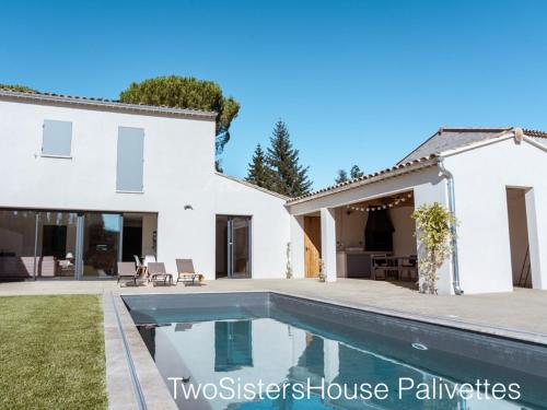 uma villa com uma piscina e uma casa em Two Sisters House, Private pool & bike storage, Mont-Ventoux, lac Palivettes, Child-friendly em Malaucène