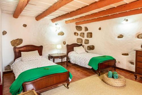 a bedroom with two beds in a room at Casa Rural La Caldera in Teror