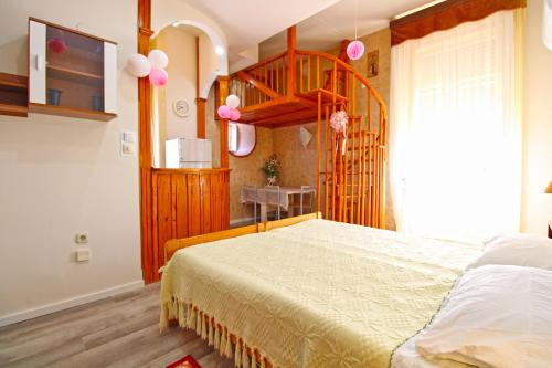 ein Schlafzimmer mit einem großen Bett und einer Treppe in der Unterkunft Apartment Diego 2160 in Pula