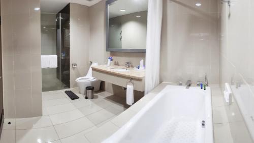 A bathroom at ASTON Purwokerto Hotel & Conference Center