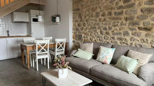Noriega的住宿－Casa El PIORNO，带沙发和石墙的客厅