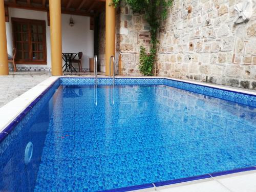 una piscina de agua azul frente a un edificio en WOO Town Suites en Antalya