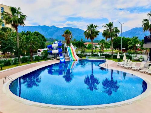 einem Pool mit Wasserrutsche und einem Wasserpark in der Unterkunft İstanbul Beach Hotel in Kemer