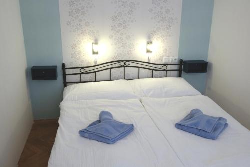 zwei Handtücher auf einem Bett mit zwei Kissen darauf in der Unterkunft Sobieski Stefansdom Apartments in Wien