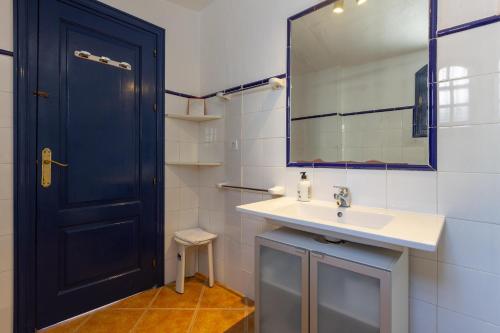 a bathroom with a sink and a mirror at Casa Altavista in Alora