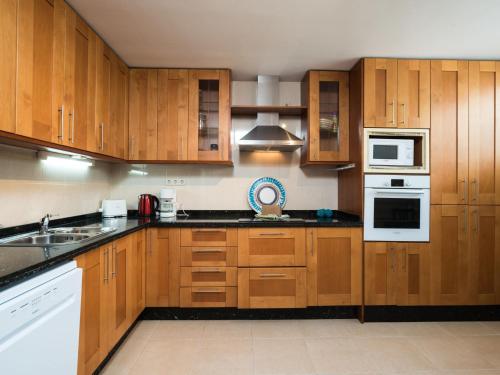 Majoituspaikan Holiday Home Villas de Madrid by Interhome keittiö tai keittotila