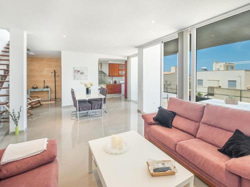 sala de estar con sofá y mesa en Apartment Misefo - PIC275 by Interhome, en Son Serra de Marina