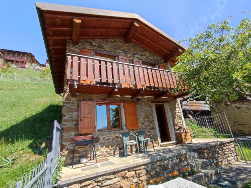 a small stone house with a balcony on top at Holiday Home Casa Crevegno by Interhome in Bubegno