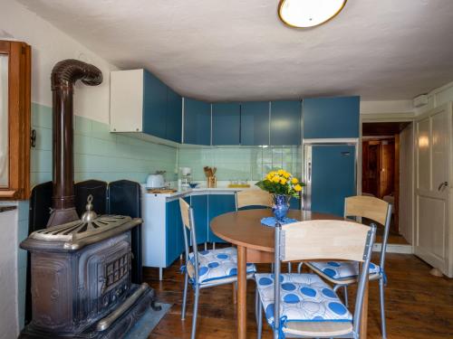 una cucina con piano cottura e tavolo con sedie di Apartment Ardene - MCG451 by Interhome a Vigino