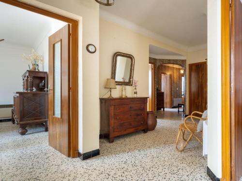 Cette chambre comprend une commode en bois et un miroir. dans l'établissement Holiday Home La Vigneronne by Interhome, à Fourques