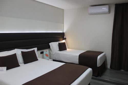 een hotelkamer met 2 bedden en een raam bij BCN Urbaness Hotels Del Comte in Barcelona