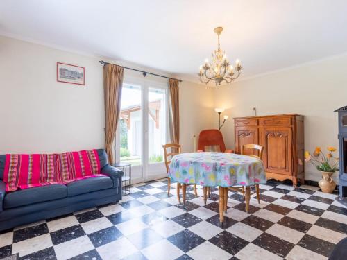una sala de estar con un sofá y una mesa en Holiday Home Villa Hélios by Interhome, en Merville-Franceville-Plage
