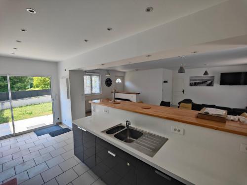 Nhà bếp/bếp nhỏ tại Anibou, La Maison de Famille 2mn du ZooParc de Beauval