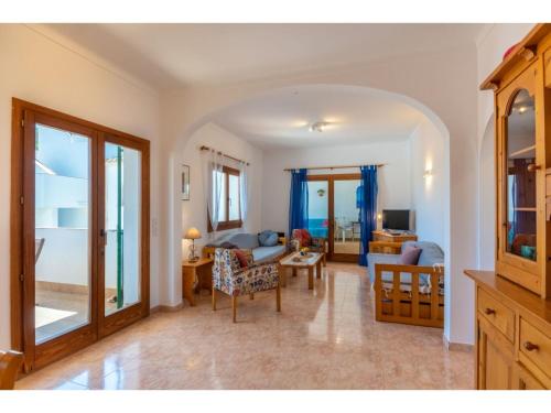 una sala de estar con un sofá y una mesa en Apartment Bella Vista by Interhome, en Cala Santanyi
