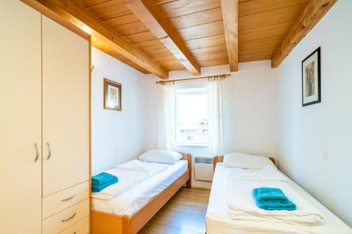 1 dormitorio con 2 camas y espejo en Foteza Apartments, en Dubrovnik