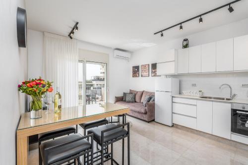 Η κουζίνα ή μικρή κουζίνα στο Adama by Sweett - Mahane Yehuda Apartments