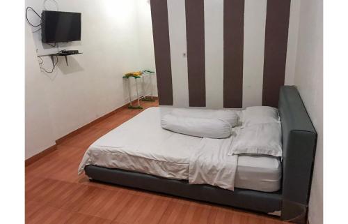 KoolKost @ Tarahan Lampung (Minimum Stay 30 Nights) tesisinde bir odada yatak veya yataklar