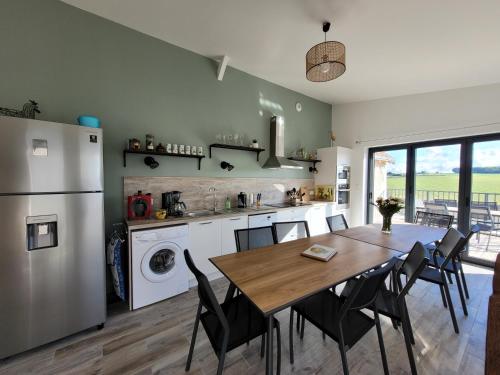 une cuisine et une salle à manger avec une table et des chaises dans l'établissement La Terrasse d'Onna, à Theneuil