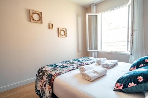 1 dormitorio con 1 cama con toallas en VILLA EYRAC - Contemporain et familial au port d'Arcachon, en Arcachon