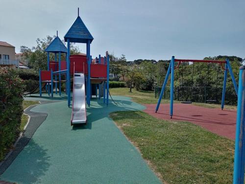 Ο χώρος παιχνιδιού για παιδιά στο Charmant T2 au coeur du golf de port Bourgenay