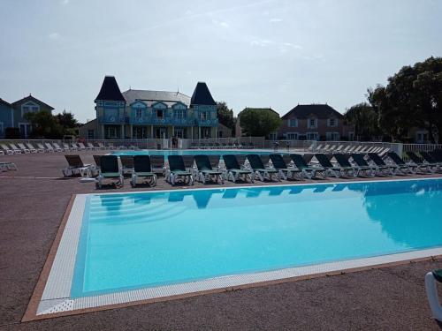 Πισίνα στο ή κοντά στο Charmant T2 au coeur du golf de port Bourgenay