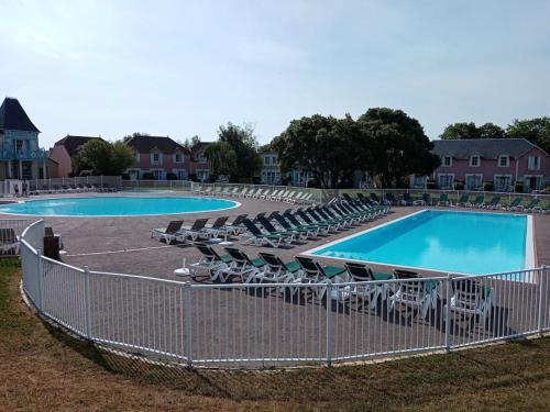 Πισίνα στο ή κοντά στο Charmant T2 au coeur du golf de port Bourgenay