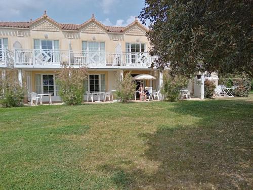 Κήπος έξω από το Charmant T2 au coeur du golf de port Bourgenay