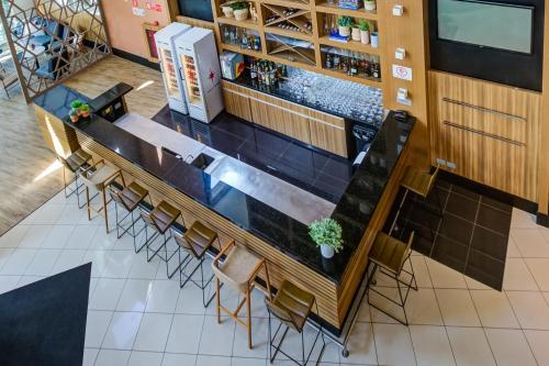 an overhead view of a bar in a restaurant at Cyan Resort by Atlantica in Itupeva