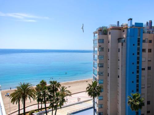 Blick auf den Strand vom Balkon eines Gebäudes in der Unterkunft Apartment Aguamarina-1 by Interhome in Calpe