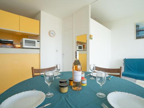 une bouteille de vin posée sur une table avec des verres dans l'établissement Studio Les Terrasses de la Mer-10 by Interhome, à La Grande Motte