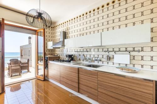 Kuchyňa alebo kuchynka v ubytovaní House&Villas - Baia delle Sirene