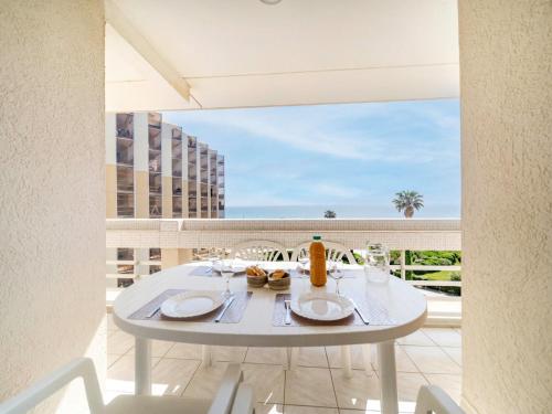 - une table blanche sur un balcon avec vue sur l'océan dans l'établissement Apartment Copacabana-21 by Interhome, à Canet