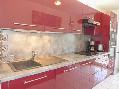 Kuchyň nebo kuchyňský kout v ubytování Apartment Le Clos Saint Saens-1 by Interhome