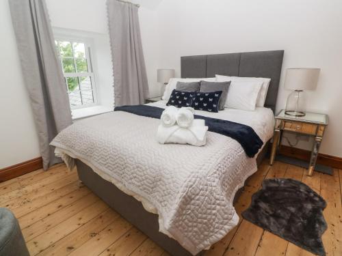 Кровать или кровати в номере Trevedran Cottage