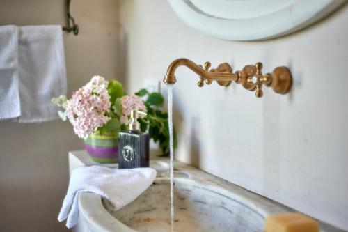 a bathroom sink with water running from a faucet at Villa Maria Laura in Lierna