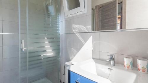 een witte badkamer met een wastafel en een douche bij Villa Diego Torrox by Ruralidays in Torrox