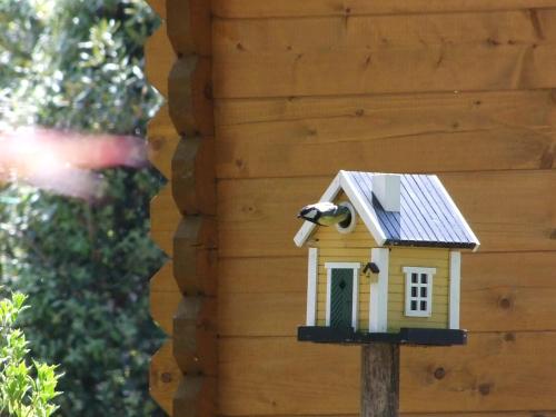 a small yellow bird house on a wooden post at Agriturismo L'Acero Rosso in Sacile
