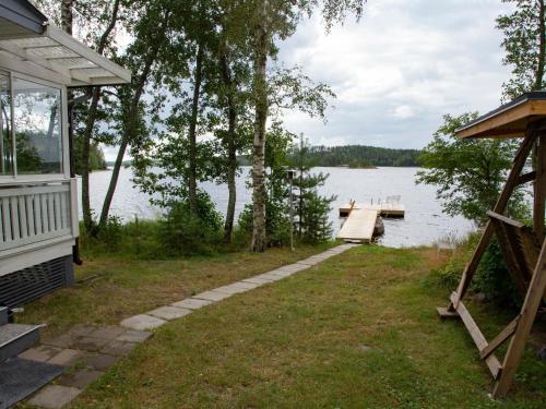 una casa con muelle junto a un lago en Holiday Home Lajunranta by Interhome, en Puumala